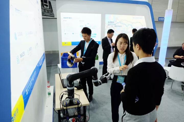 惠州朗华亮相云博会，，仲恺高新区管委会杨鹏飞书记现场点赞！ - 朗华要闻 - 深圳市朗华供应链效劳有限公司