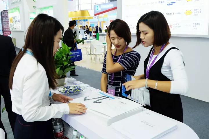 惠州朗华亮相云博会，，仲恺高新区管委会杨鹏飞书记现场点赞！ - 朗华要闻 - 深圳市朗华供应链效劳有限公司