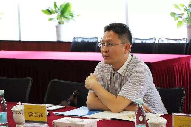 深圳半导体行业协会秘书长常军锋一行莅临朗华旅行指导暨举行授匾仪式 - 朗华要闻 - 深圳市朗华供应链效劳有限公司