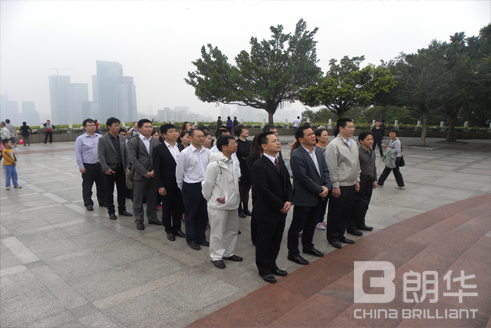 感恩先进，，，思念伟人——公司组织中高层干部前往瞻仰邓小平雕像 - 朗华要闻 - 深圳市朗华供应链效劳有限公司