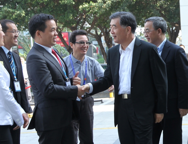 生长经济，，惠及民生，，流通工业热门聚焦；；；；；荣光易见，，载誉前行，，朗华集团铸就传奇 - 朗华要闻 - 深圳市朗华供应链效劳有限公司