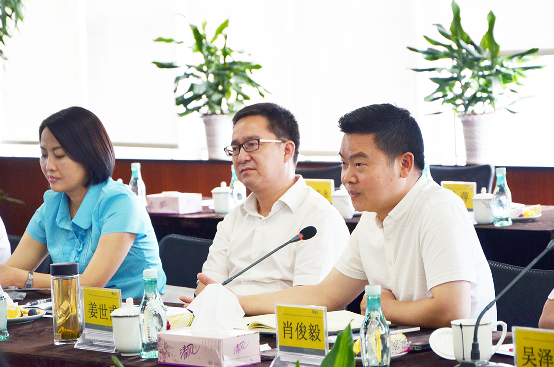 遵义市汇川戋戋委书记姜世甫一行考察朗华 - 朗华要闻 - 深圳市朗华供应链效劳有限公司